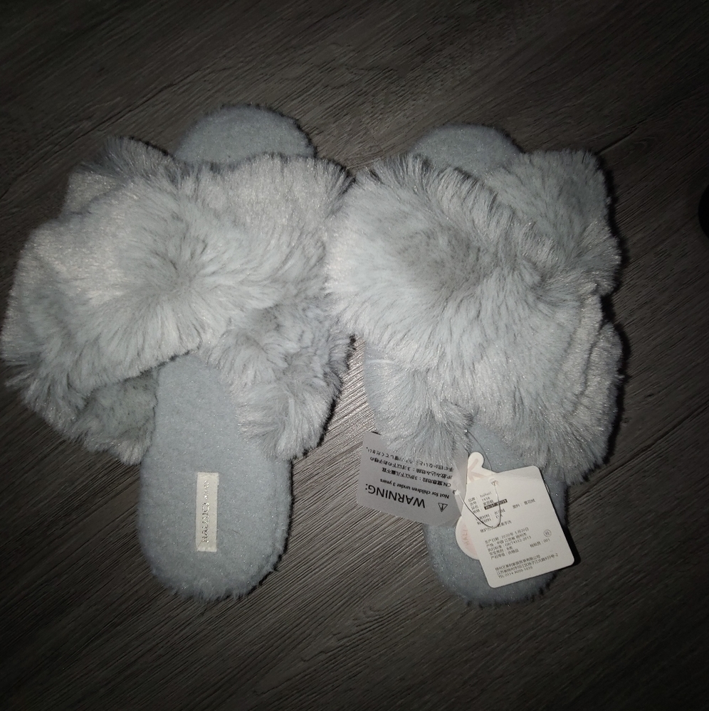 Open toed slippers